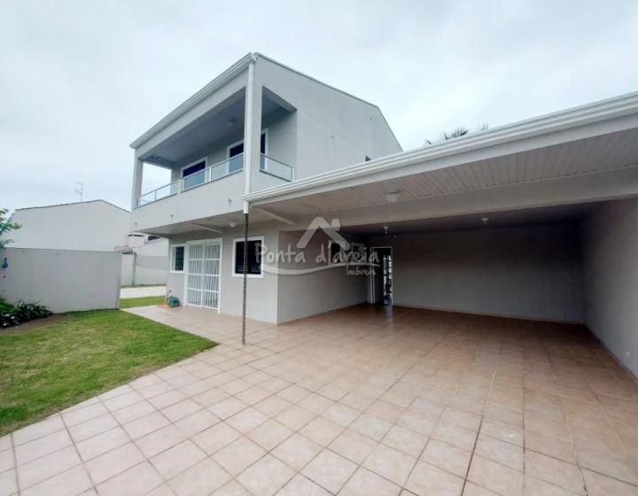 Sobrado com Piscina em Pontal do SUL