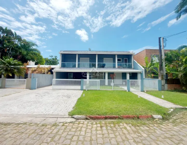 Sobrado Moderno com Piscina em Atami Norte