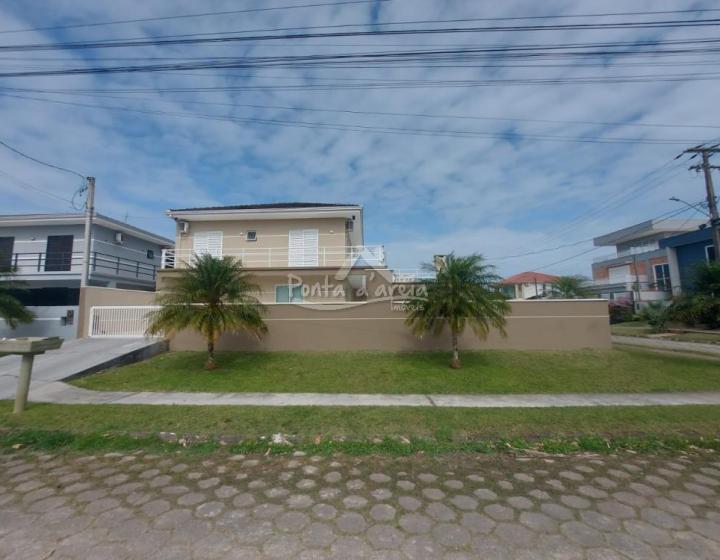 Sobrado com Piscina em Atami SUL