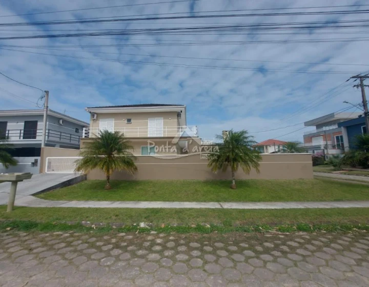 Sobrado com Piscina em Atami SUL