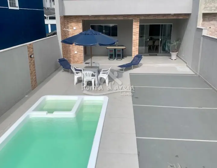 Sobrado com Piscina em Atami Sul